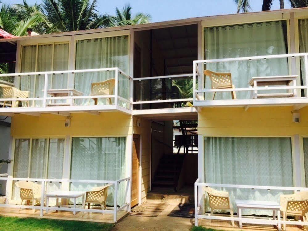 Oyo 10143 Tahira Beach Resort Mandrem Exterior photo